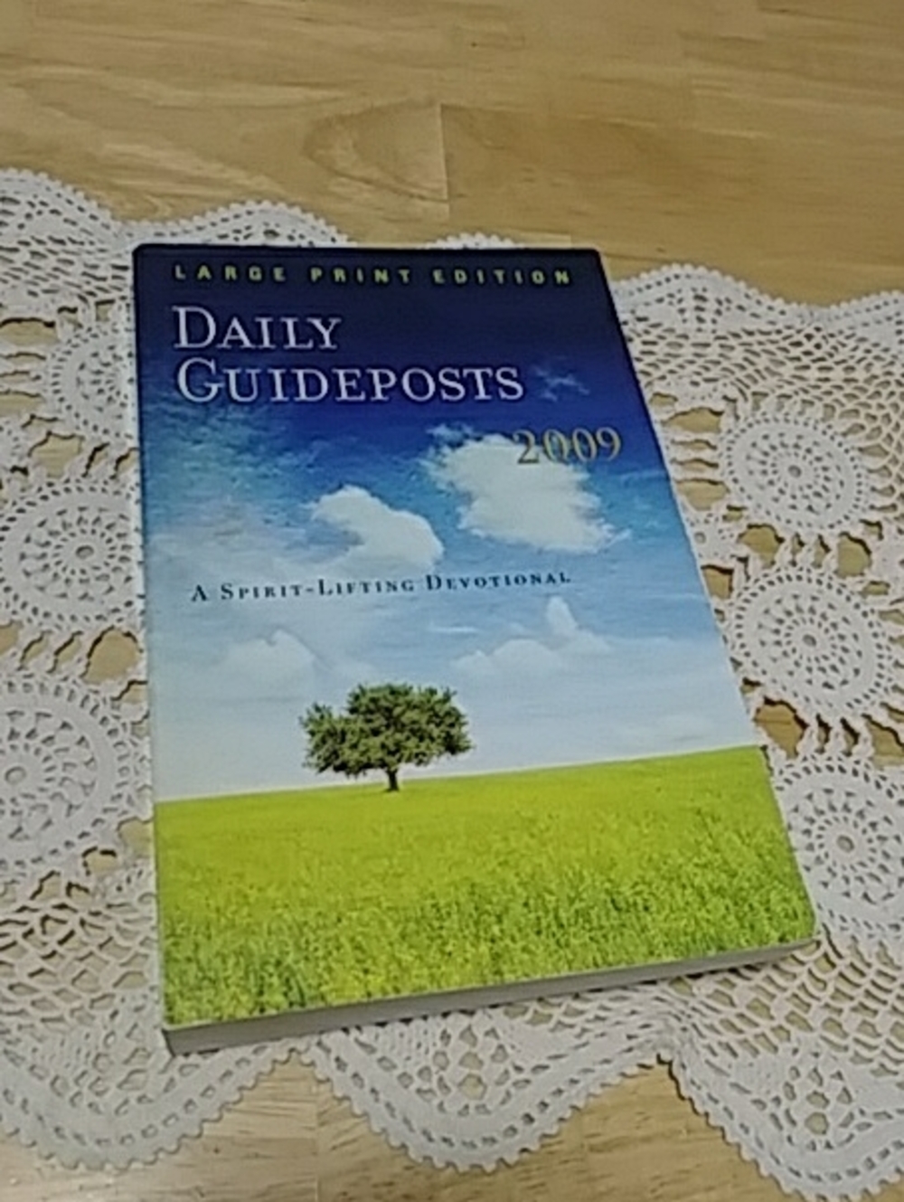 Bible Devotionals,  Daily Guideposts Large Print 2009
